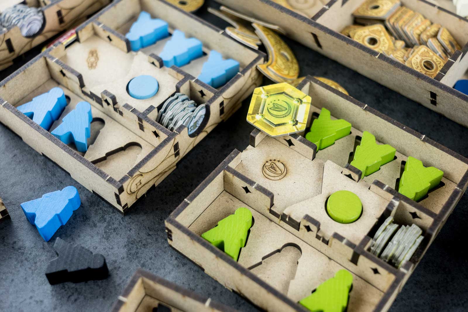 The Dicetroyers - Lords of Waterdeep (Base Game or with Scoundrels of Skullport Expansion) (Italy Import)