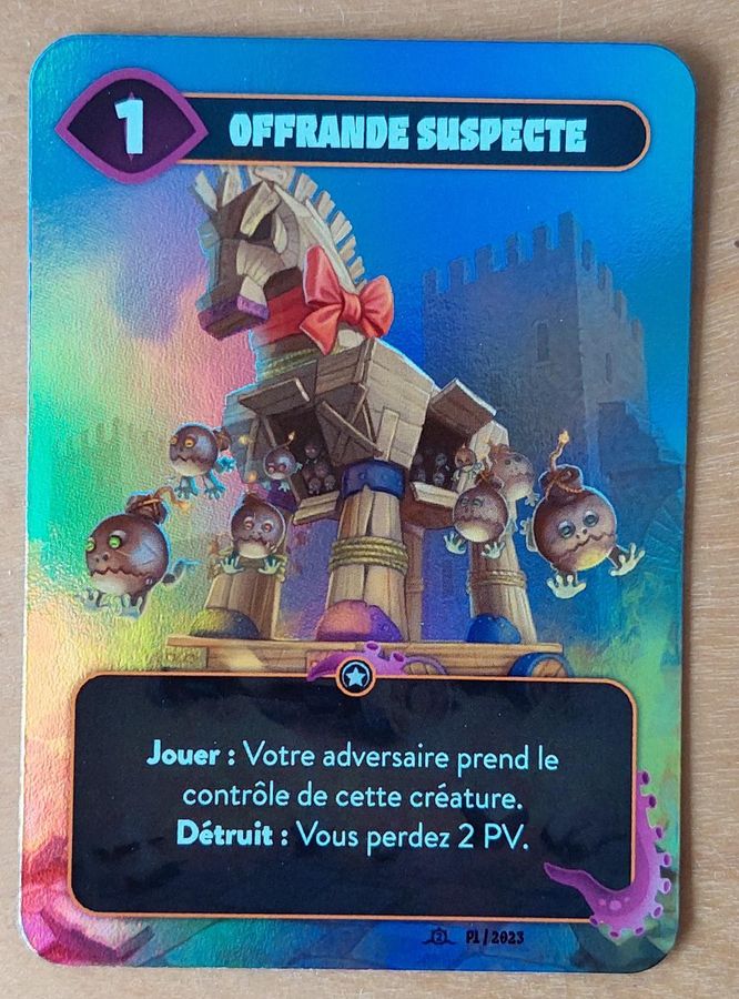 Mindbug: Suspicious Gift Promo Card (a.k.a.  Mindbug: Offrande Suspecte Promo Card) ( French Foil Edition)